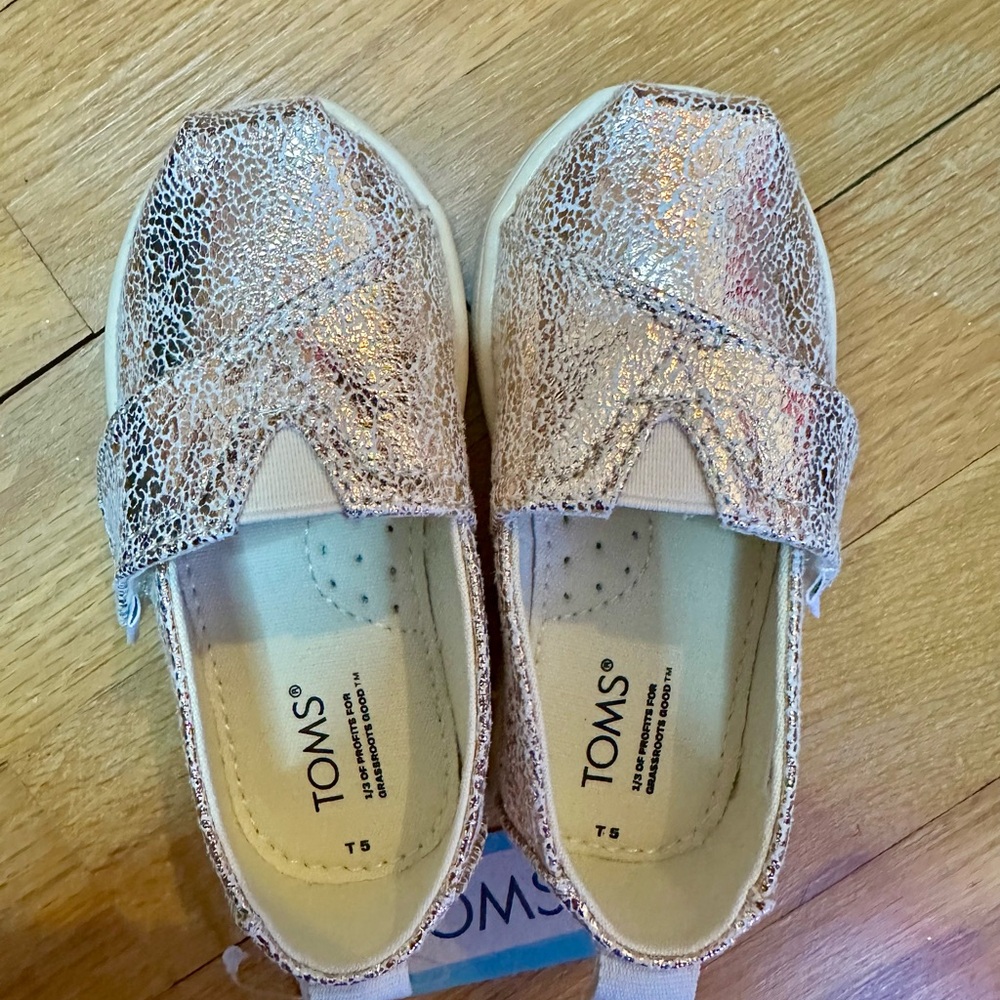 New Toms toddler size 5 brand new in box.